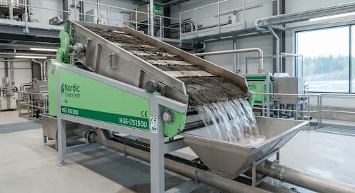 Rubber-lined SAG and ball mill trommel with quick-clamp composite panels